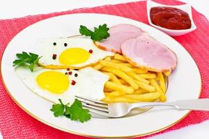 frites avec oeufs brouillés, jambon, ketchup photo