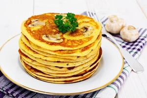 pile de crêpes savoureuses aux champignons photo