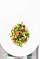 salade de céleri, goberge, concombre, olives vertes et aneth photo