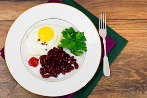 oeuf au plat avec haricots rouges photo