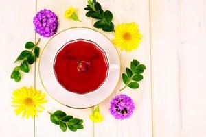 thé d'hibiscus rose rouge avec des fleurs photo