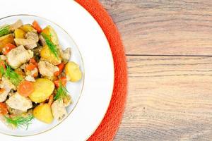 compote de coings avec pommes de terre, carottes, oignons et viande photo
