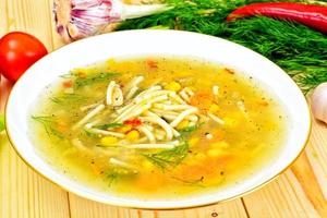 soupe au bouillon de poulet. nouilles et légumes