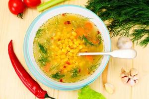 soupe au bouillon de poulet. nouilles et légumes photo