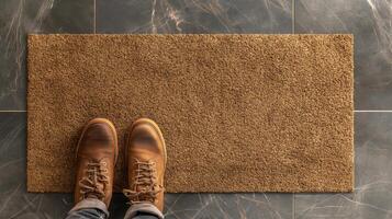 Vide Bienvenue tapis et paire de pieds à de face porte de maison. . photo