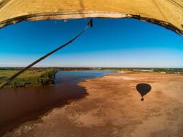 aérien vue de chaud air ballon laps de temps hyperlapse pendant lever du soleil photo