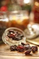 quelques raisins secs sur table en bois photo