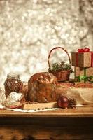 Panettone au chocolat sur table en bois avec des décorations de Noël photo