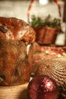 Panettone au chocolat sur table en bois avec des décorations de Noël photo