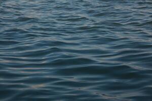 bleu mer vagues arrière-plan, océan vagues Contexte photo