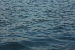 bleu mer vagues arrière-plan, océan vagues Contexte photo