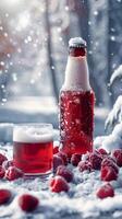 bouteille et verre de framboise Bière et Frais framboises dans une neigeux hiver paysage. photo