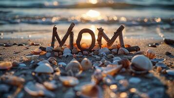 mot maman arrangé avec mer des pierres et coquillages sur une sablonneux plage. de la mère journée bannière. photo