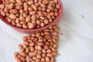 cacahuètes sont d'habitude fabriqué dans sauces ou cacahuète beurre, proche en haut et sélectif se concentrer, isolé sur blanc Contexte. photo