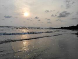 coucher de soleil sur la plage de sable photo