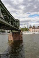 Francfort, Allemagne. 08. août 2023. le fer pont dans le ville de francfort. pont plus de le principale rivière dans francfort. photo