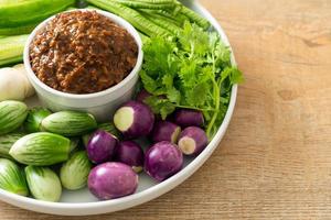 pâte de piment de poisson fermenté avec légumes frais photo