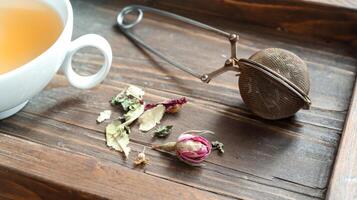 une tasse de à base de plantes thé sur une foncé en bois plateau photo