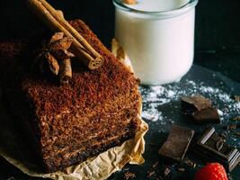 Chocolat gâteau avec framboises et cannelle photo