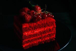une pièce de rouge gâteau avec baies sur il photo