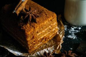 une tranche de gâteau avec cannelle et étoile anis photo