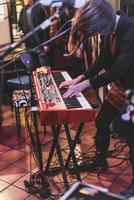 à une vivre la musique performance, une misiciste femme pièces le pianola. photo