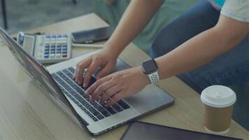 la personne en utilisant numérique tablette dans Bureau photo