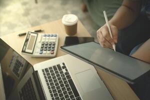 la personne en utilisant numérique tablette dans Bureau photo