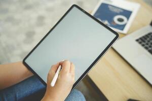 la personne en utilisant numérique tablette dans Bureau photo