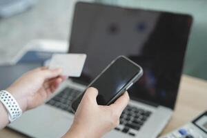 la personne en utilisant portable Paiement crédit carte achats en ligne photo