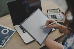 la personne en utilisant numérique tablette dans Bureau photo