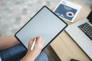 la personne en utilisant numérique tablette dans Bureau photo