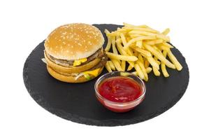 hamburger et frites, ketup sur plaque noire.