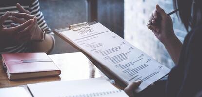 femme d'affaires en train de lire reprendre de homme sur document pendant un entretien photo