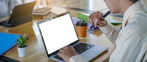 proche en haut main de affaires homme avec numérique tablette avec Vide écran sur en bois bureau. photo