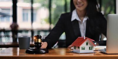 affaires femme ou avocats discuter Contrat papiers sur en bois bureau dans bureau. loi, légal prestations de service, conseil, juge enchères et réel biens concept. photo