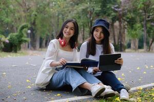 deux élèves sont séance pendant en train de lire une livre et communication. étude, éducation, université, collège, diplômé concept photo