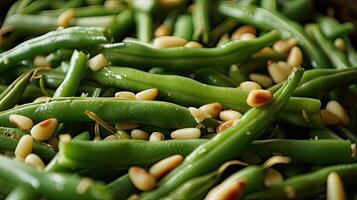 sautés vert des haricots avec pin des noisettes dans une cuisson plat, en bonne santé côté plat photo