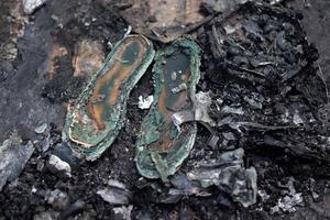 le vieux des chaussures brûlé à cendres dans une Feu photo