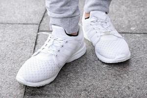 homme élégant en chaussures de sport à l'extérieur photo