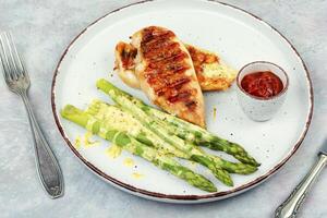 poulet filet cuit sur une gril et garnir de asperges. photo