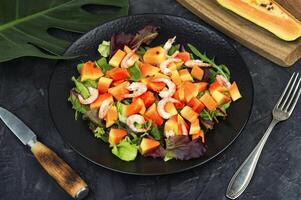 fruit salade avec crevette et papaye. photo