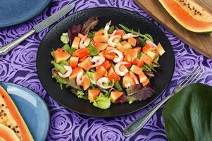 fruit salade avec crevette et exotique papaye. photo