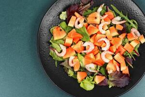 Fruit de mer salade et papaye. photo