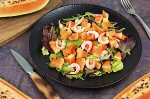 Papaye salade avec crevettes. photo