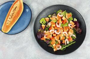 Papaye salade avec crevettes. photo