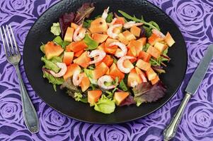fruit salade avec crevette et papaye. photo