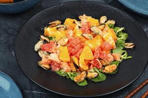 salade avec agrumes des fruits et Fruit de mer. photo