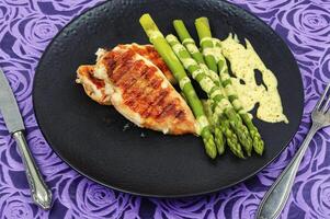 poulet filet cuit sur une gril et garnir de asperges. photo