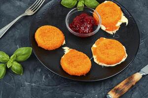 cuit Camembert fromage avec baie sauce photo